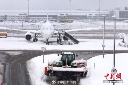 太冷了!德国慕尼黑一架飞机被冻在跑道上 太冷了!德国慕尼黑一架飞机被冻在跑道上