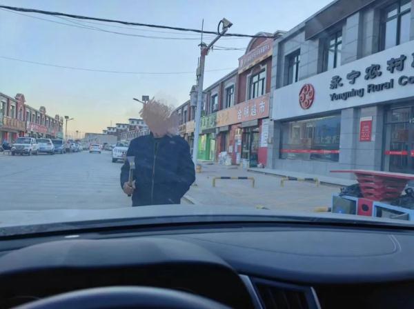 一男子寻衅滋事用锤子拦截银行工作人员 拘! 一男子寻衅滋事用锤子拦截银行工作人员 拘!