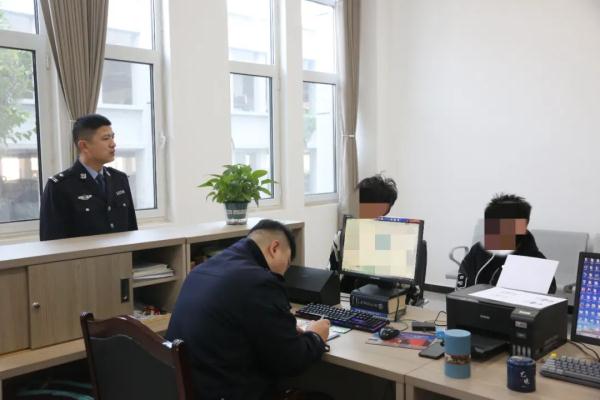 危险！行驶中孩子身体探出天窗, 家长的心该有多大！