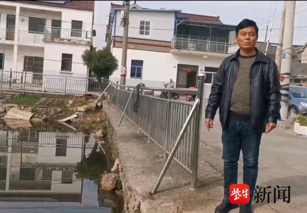 七旬老人不慎落水，他跳下池塘奋力救人