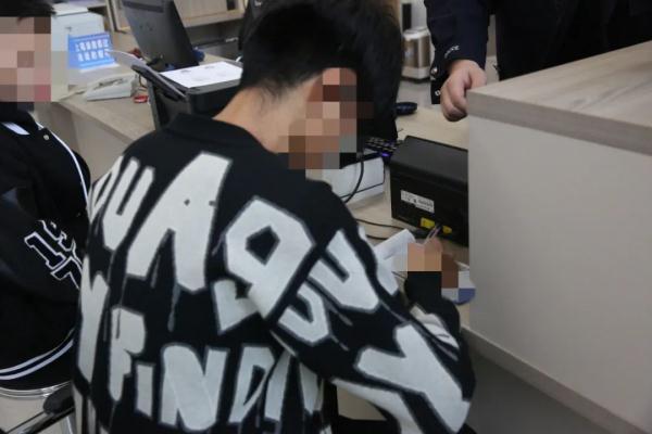 危险！行驶中孩子身体探出天窗, 家长的心该有多大！