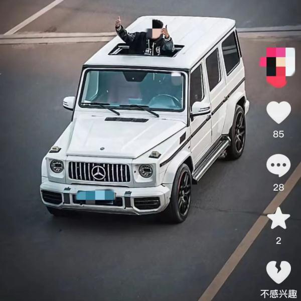 危险！行驶中孩子身体探出天窗, 家长的心该有多大！