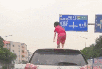 危险！行驶中孩子身体探出天窗, 家长的心该有多大！