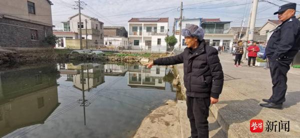 七旬老人不慎落水，他跳下池塘奋力救人