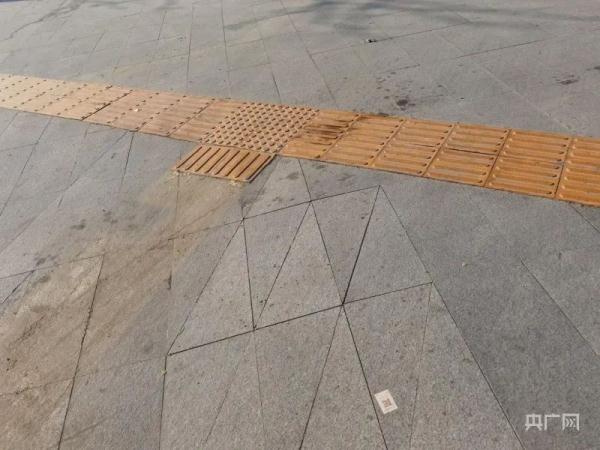 河南一马路盲道疑为贴纸一撕就掉?官方回应:正研究更换新材质!