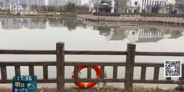 看懵！沪一公园救生圈被“锁”了，回复：假锁...