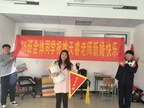 “学生们送的这份新婚礼物,我能念叨一辈子......” “学生们送的这份新婚礼物,我能念叨一辈子......”