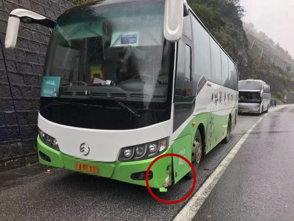 危险!高速上一轮胎“离家出走”!“跳”过护栏撞坏两车 危险!高速上一轮胎“离家出走”!“跳”过护栏撞坏两车