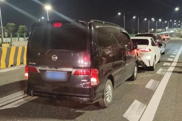 穿拖鞋开车？全责！