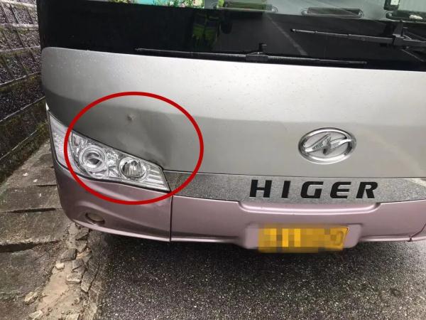 危险!高速上一轮胎“离家出走”!“跳”过护栏撞坏两车 危险!高速上一轮胎“离家出走”!“跳”过护栏撞坏两车