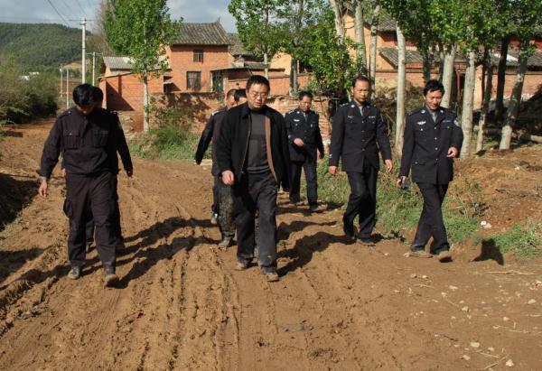 “单单看到你名字,我的泪水就噙满了双眼……” “单单看到你名字,我的泪水就噙满了双眼……”