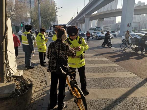 罚款二十!骑自行车的朋友请注意→ 罚款二十!骑自行车的朋友请注意→