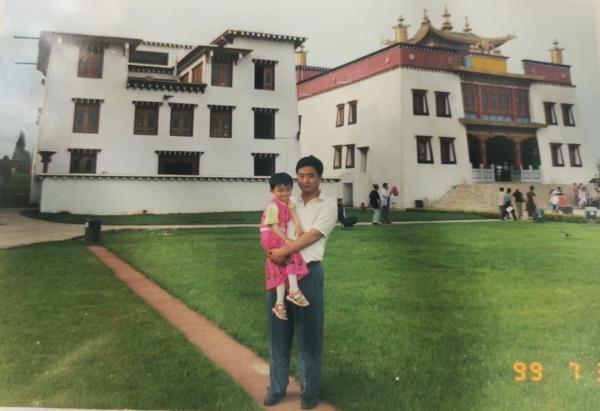 “单单看到你名字,我的泪水就噙满了双眼……” “单单看到你名字,我的泪水就噙满了双眼……”