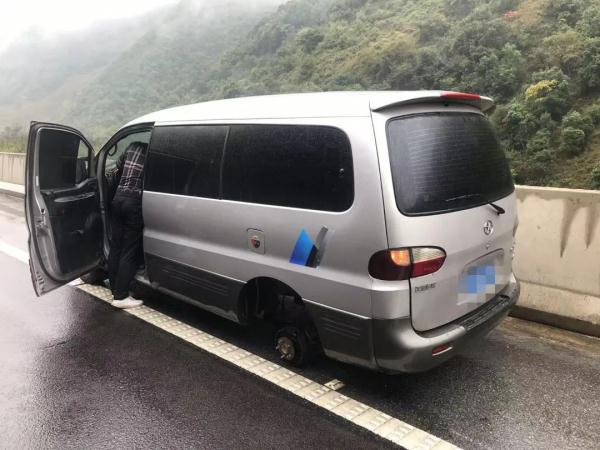 危险!高速上一轮胎“离家出走”!“跳”过护栏撞坏两车 危险!高速上一轮胎“离家出走”!“跳”过护栏撞坏两车