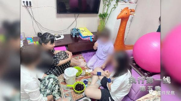 夫妻假离婚成真,男子另娶新欢,女儿不肯见妈妈!法官上门后父亲狂扇自己耳光 夫妻假离婚成真,男子另娶新欢,女儿不肯见妈妈!法官上门后父亲狂扇自己耳光