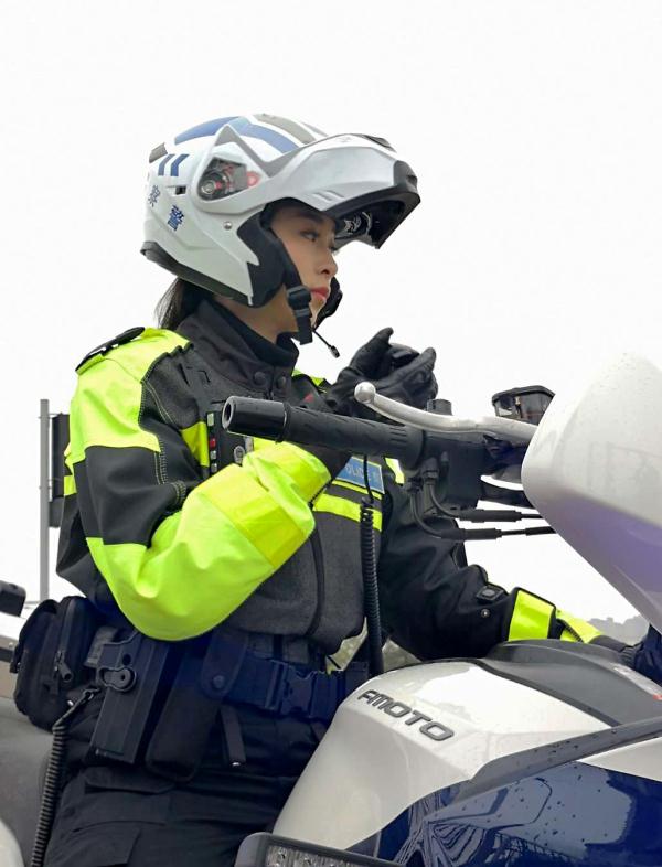 “单单看到你名字,我的泪水就噙满了双眼……” “单单看到你名字,我的泪水就噙满了双眼……”