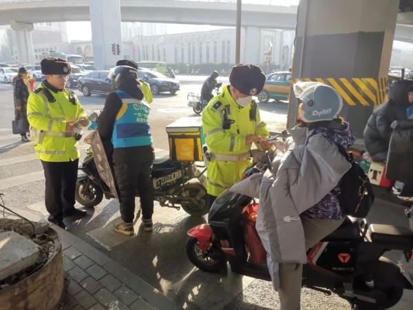 罚款二十!骑自行车的朋友请注意→ 罚款二十!骑自行车的朋友请注意→