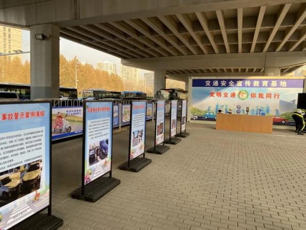 罚款二十!骑自行车的朋友请注意→ 罚款二十!骑自行车的朋友请注意→