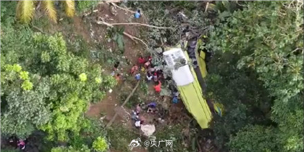 菲律宾一巴士坠入悬崖已致25死