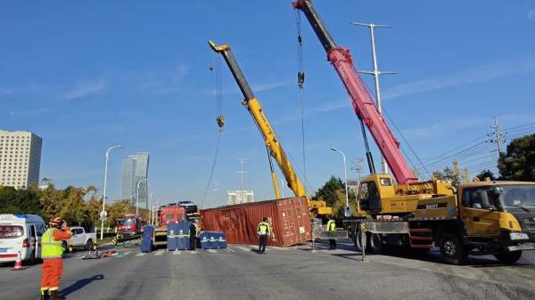 苏州一大货车侧翻压扁小轿车，车内两人死里逃生！消防：皮外伤都没有