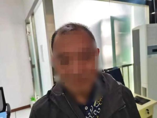 戴假发藏摄像头、双腿绑手机！昆明一男子为了这场考试也是“拼了”