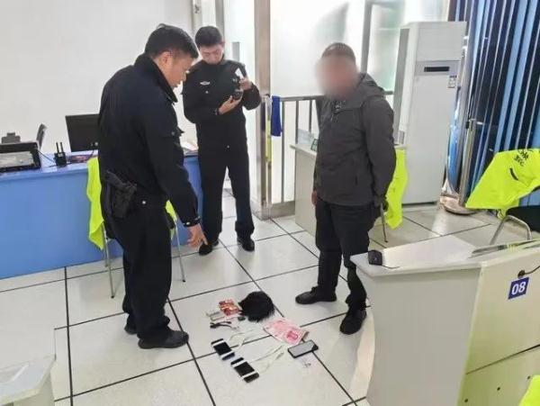 戴假发藏摄像头、双腿绑手机！昆明一男子为了这场考试也是“拼了”