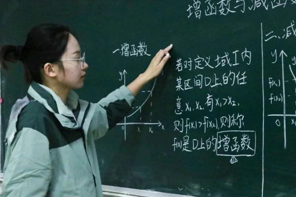 高考拒绝特殊待遇的她，现在又放弃普通保研，转头扎进这件事
