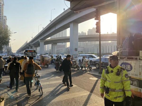 罚款二十!骑自行车的朋友请注意→ 罚款二十!骑自行车的朋友请注意→