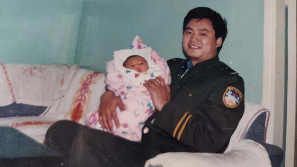 “单单看到你名字,我的泪水就噙满了双眼……” “单单看到你名字,我的泪水就噙满了双眼……”