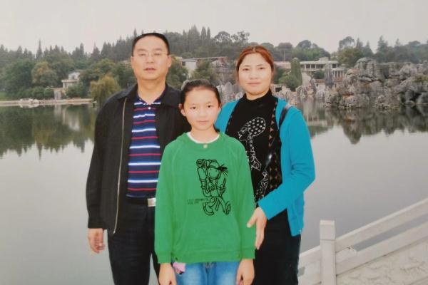 “单单看到你名字,我的泪水就噙满了双眼……” “单单看到你名字,我的泪水就噙满了双眼……”