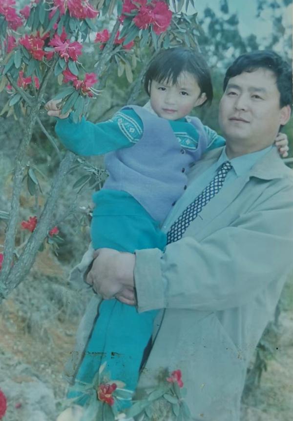 “单单看到你名字,我的泪水就噙满了双眼……” “单单看到你名字,我的泪水就噙满了双眼……”