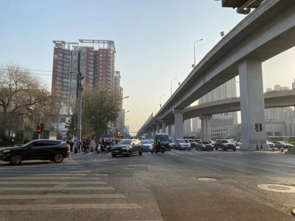 罚款二十!骑自行车的朋友请注意→ 罚款二十!骑自行车的朋友请注意→