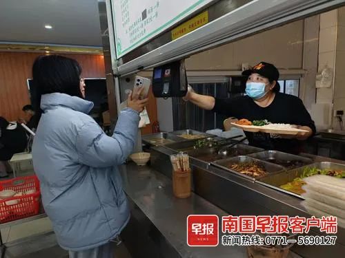 教英语、聊人生、亲妈式投喂……广西一高校食堂阿姨走红网络