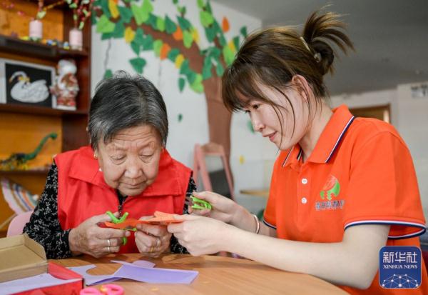 内蒙古鄂尔多斯：“医养结合”让老年人安享幸福晚年