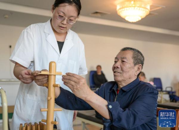 内蒙古鄂尔多斯：“医养结合”让老年人安享幸福晚年