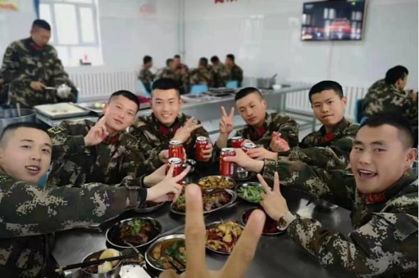 摩托车司机不慎连人带车入水,湖南高校一大学生跳河施救 摩托车司机不慎连人带车入水,湖南高校一大学生跳河施救