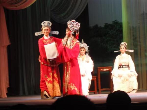 女演员“反串”小生17年,上升期为照顾父母退圈,如今在直播间“翻红” 女演员“反串”小生17年,上升期为照顾父母退圈,如今在直播间“翻红”