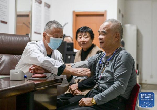 内蒙古鄂尔多斯：“医养结合”让老年人安享幸福晚年