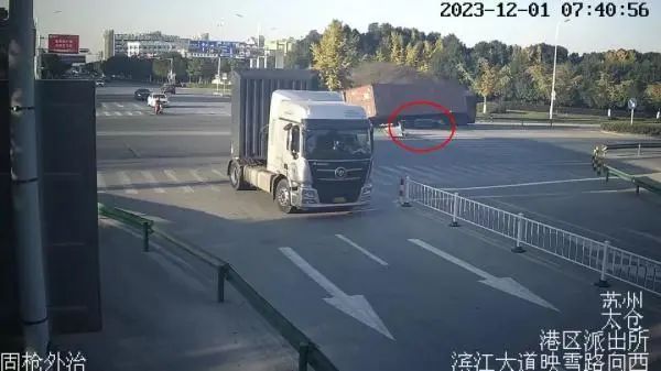 死里逃生！货车侧翻"压扁"轿车，小车内两人"连皮外伤都没有"
