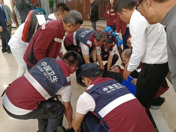 还好遇到他们！网友：“这新郎上辈子救过银河系吧”