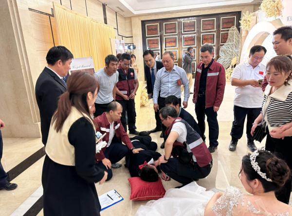 新郎婚礼现场晕倒,一群急救专家恰好在隔壁 新郎婚礼现场晕倒,一群急救专家恰好在隔壁