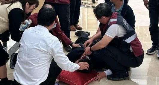 新郎婚礼现场晕倒,一群急救专家恰好在隔壁 新郎婚礼现场晕倒,一群急救专家恰好在隔壁