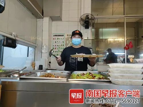教英语、聊人生、亲妈式投喂……广西一高校食堂阿姨走红网络