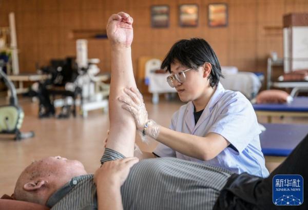 内蒙古鄂尔多斯：“医养结合”让老年人安享幸福晚年