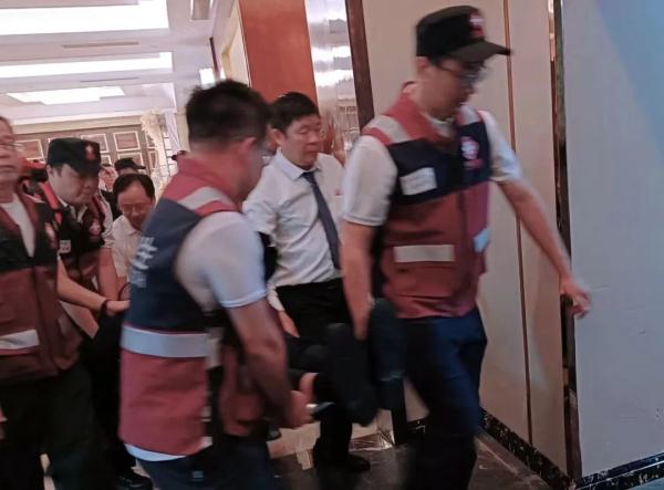 还好遇到他们！网友：“这新郎上辈子救过银河系吧”