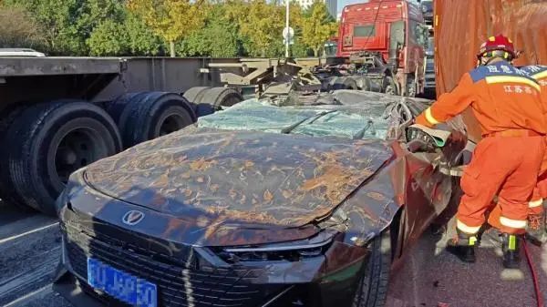 死里逃生！货车侧翻"压扁"轿车，小车内两人"连皮外伤都没有"
