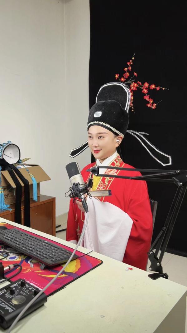 女演员“反串”小生17年,上升期为照顾父母退圈,如今在直播间“翻红” 女演员“反串”小生17年,上升期为照顾父母退圈,如今在直播间“翻红”