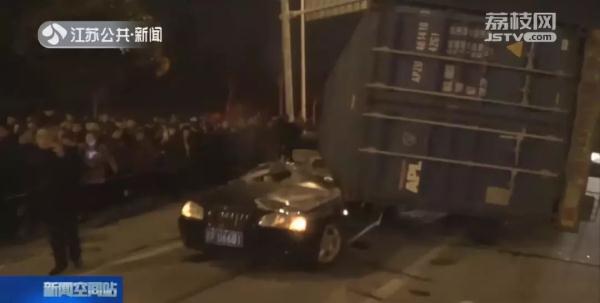 死里逃生！货车侧翻"压扁"轿车，小车内两人"连皮外伤都没有"