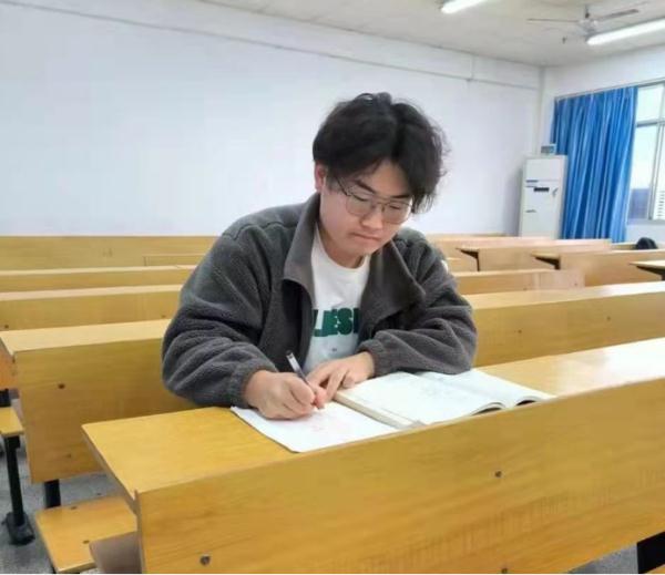 摩托车司机不慎连人带车入水,湖南高校一大学生跳河施救 摩托车司机不慎连人带车入水,湖南高校一大学生跳河施救