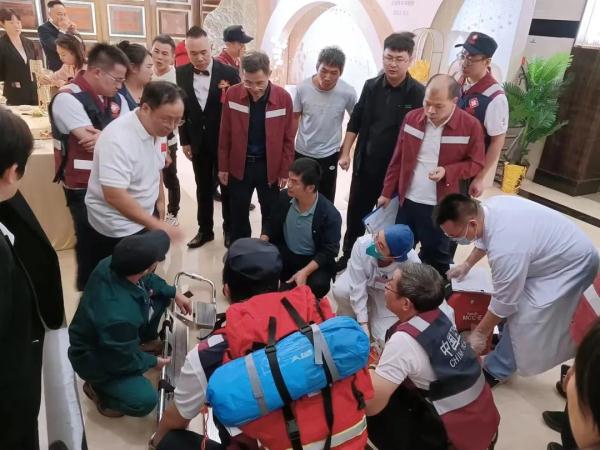 新郎婚礼现场晕倒,一群急救专家恰好在隔壁 新郎婚礼现场晕倒,一群急救专家恰好在隔壁